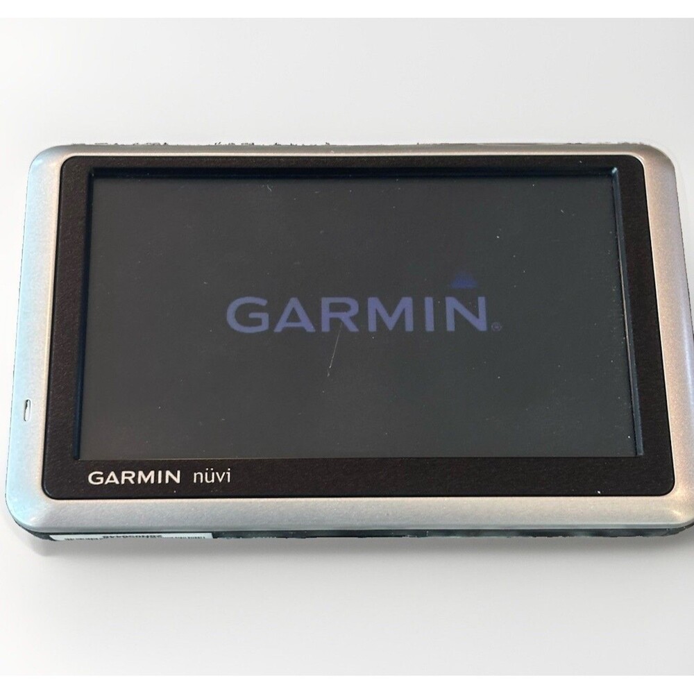 Garmin Nuvi 1300 4.3" GPS Navigator Bundle Case Dash & Suction Mount + Maps